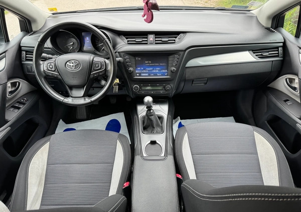 Toyota Avensis cena 59999 przebieg: 123400, rok produkcji 2018 z Knurów małe 704